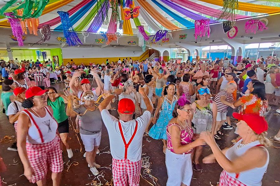 Mais de 800 idosos se divertem no Baile de Carnaval da Terceira Idade