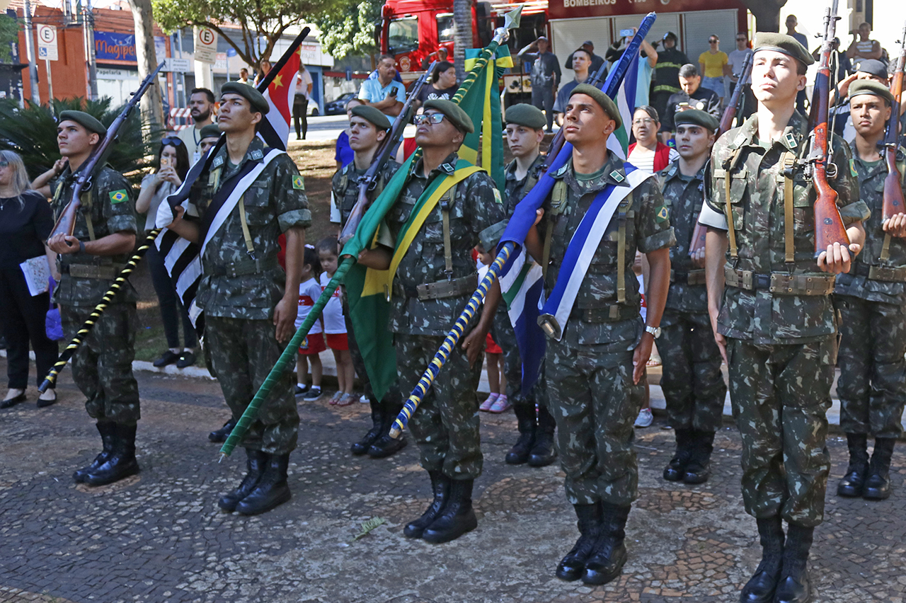 Cerimônia celebra o Dia da Bandeira com homenagem sobre a história nacional