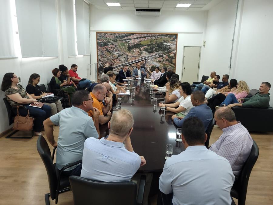 Prefeitura faz contraproposta aos servidores reajustando vale alimentação e bônus do magistério