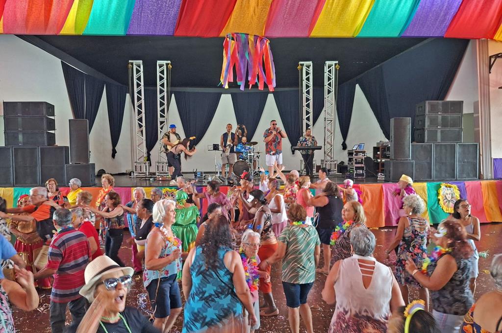 Baile de Carnaval reúne mais de 400 idosos no Gran São João
