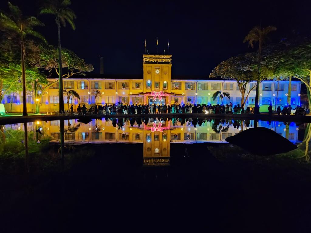 Cantata de Natal nas janelas do Edifício Prada emociona público em Limeira