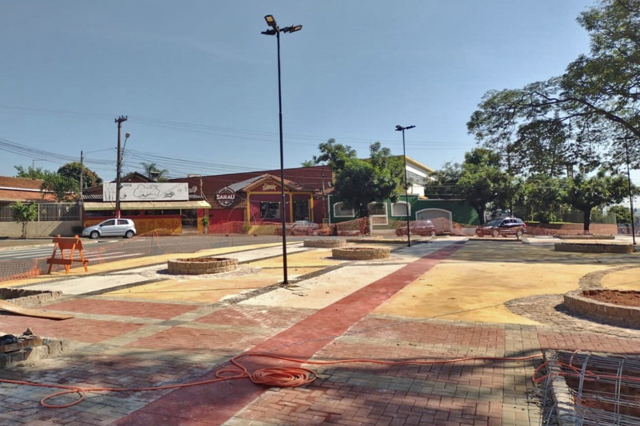Revitalização em Praça da Maria Buzolin avança com implantação de iluminação