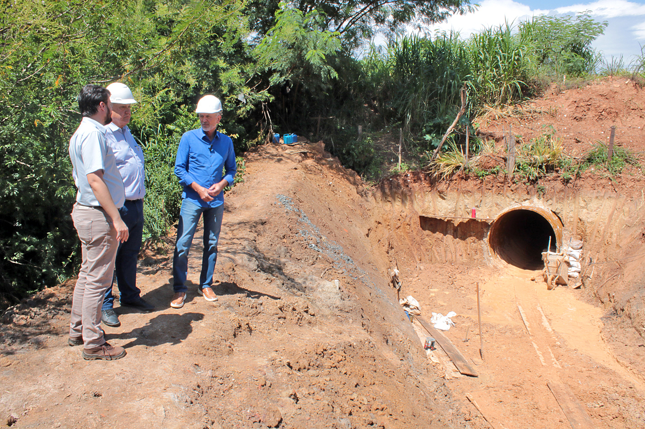 Após autorização da concessionária Rumo, Prefeitura conclui obras de drenagem na Leandro Isidoro
