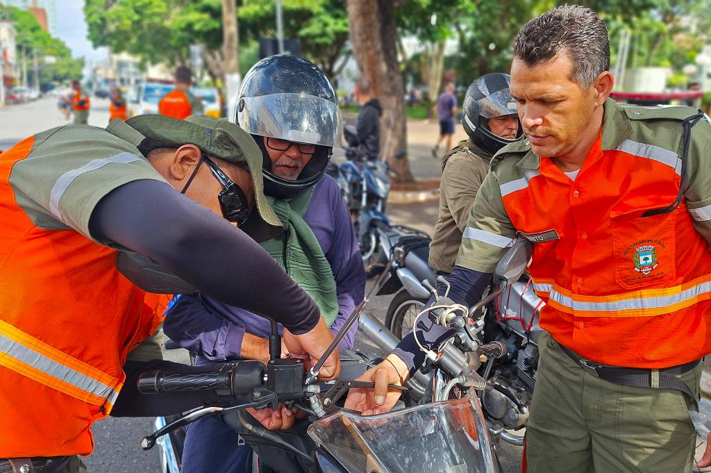 Barreira educativa orienta motociclistas e pedestres; antenas corta-pipa são distribuídas