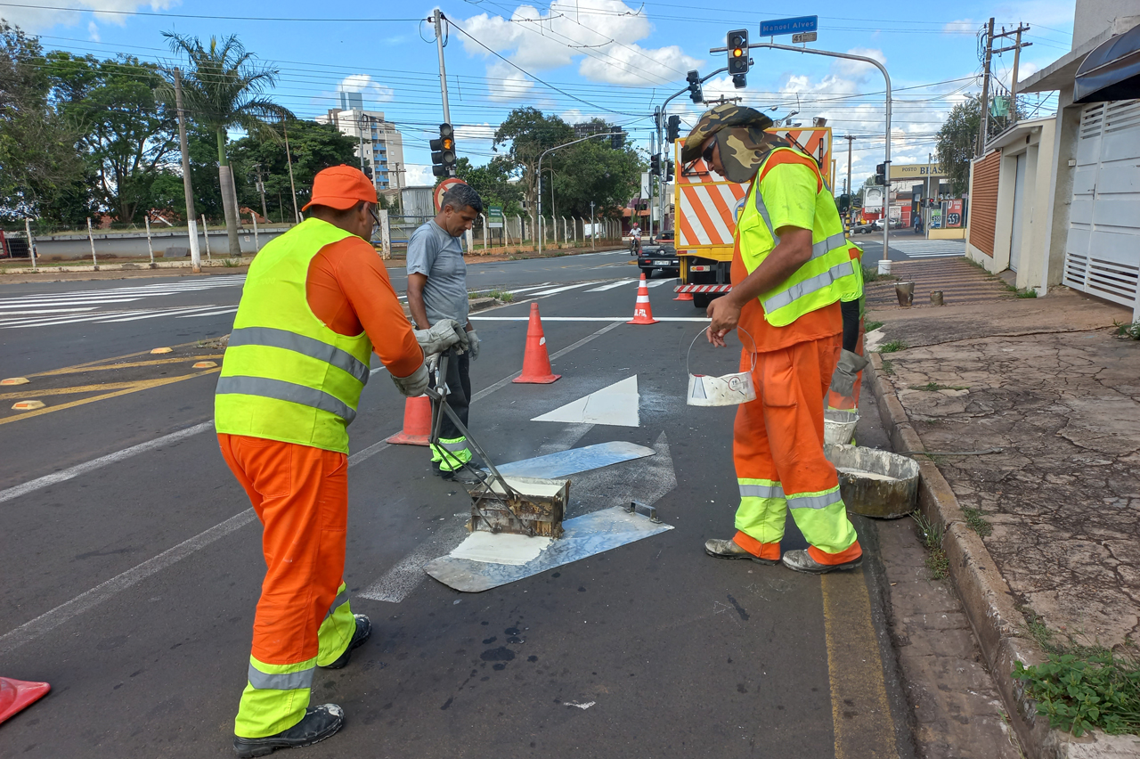 Cruzamento da Vampré com a Cônego Manoel Alves recebe reforço de sinalização