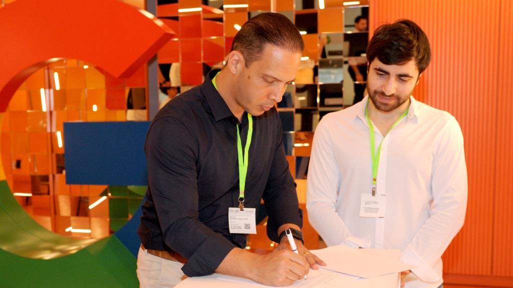 Prefeito assina parceria inédita com o Google para levar tecnologia e IA às escolas