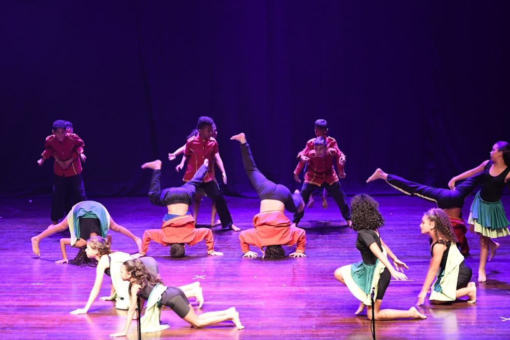 Mostra de Artes e Talentos do Ceprosom reúne 200 alunos no Teatro Vitória