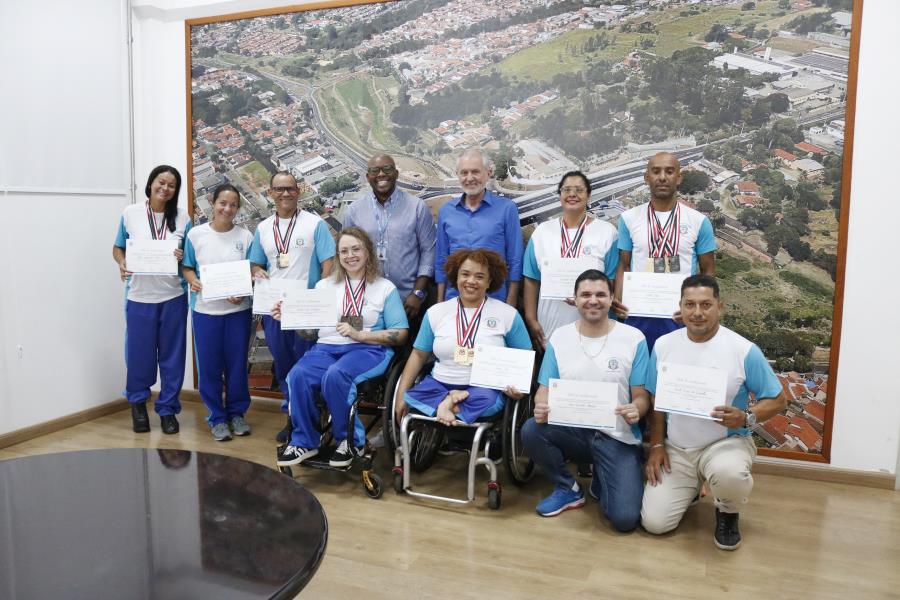 Prefeito homenageia atletas medalhistas em Jogos Paralímpicos