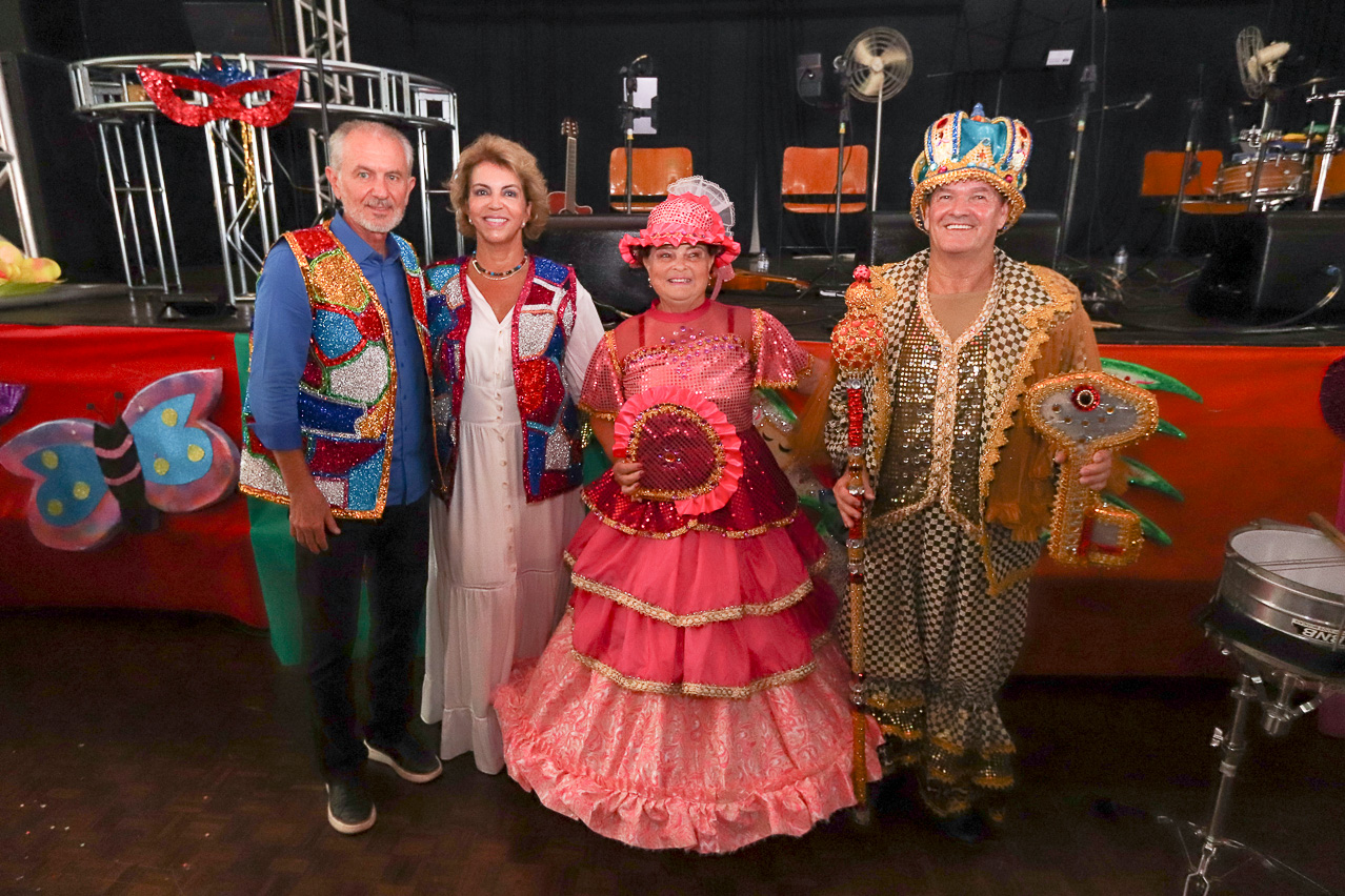Escola de samba Unidos da Terceira Idade abre Carnaval de Limeira