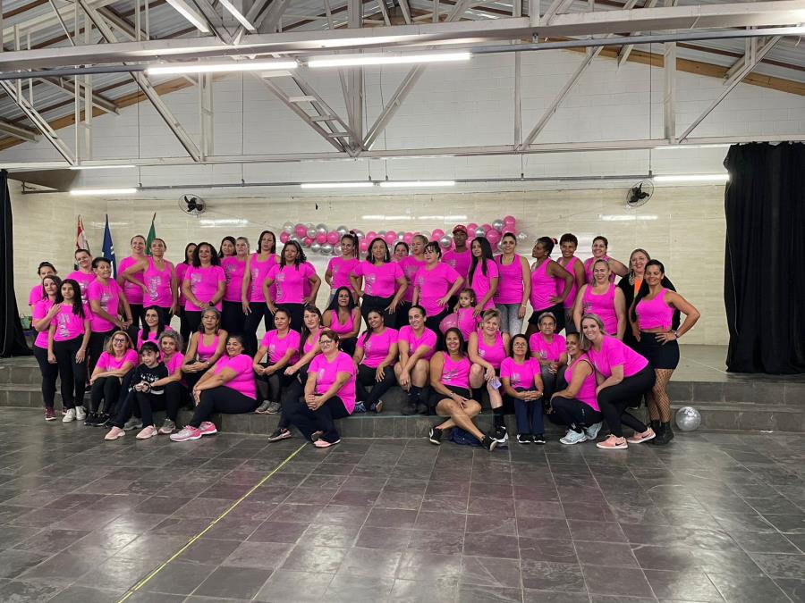 Escola “Maria Madelena” celebra 15 anos de aulas de aerozumba à comunidade