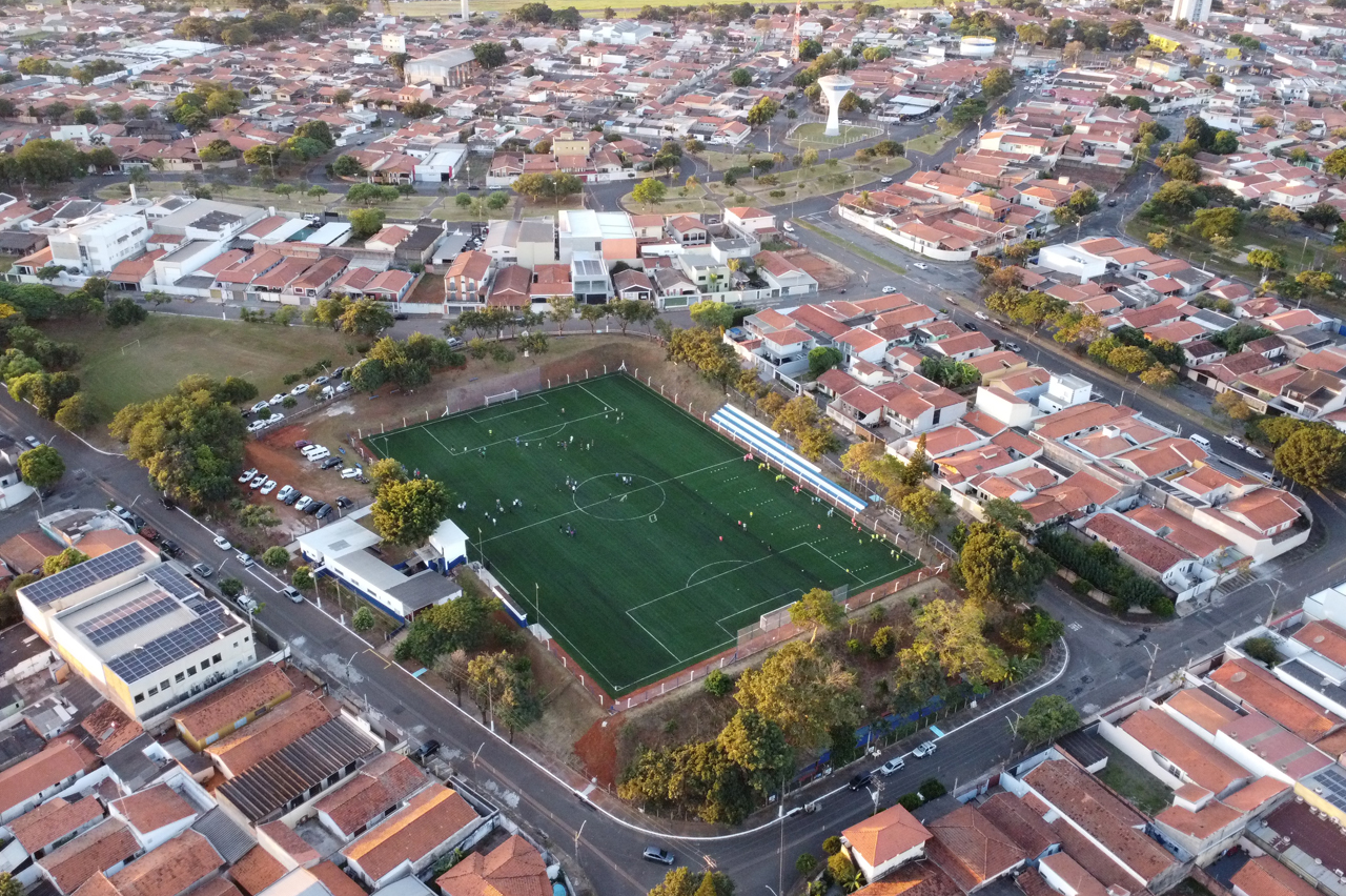 Botion e secretária estadual entregam revitalização de Praça de Esportes; campo tem gramado sintético e iluminação