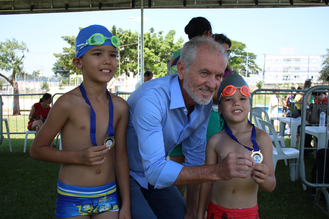 Prefeito no Bairro reúne Festival de Natação e Empregabilidade 360°