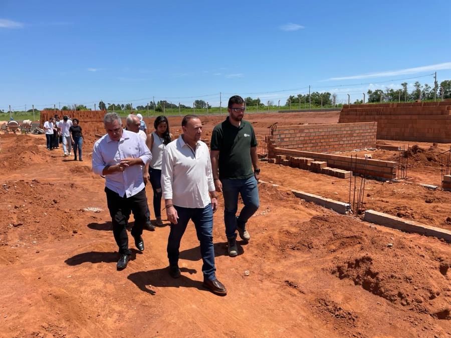 Edinho visita obras de construção da nova unidade de educação infantil no Jardim Ibirás
