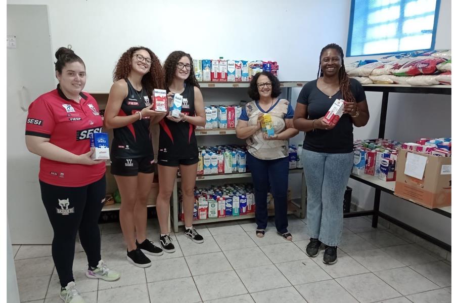 Equipe do Sesi Araraquara doa 411 litros de leite ao Fundo Social
