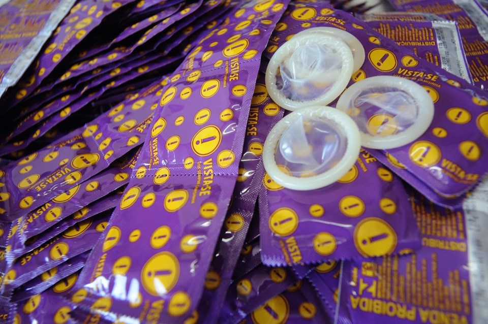 Prefeitura leva orientação, preservativos e testes rápidos para a população durante o carnaval