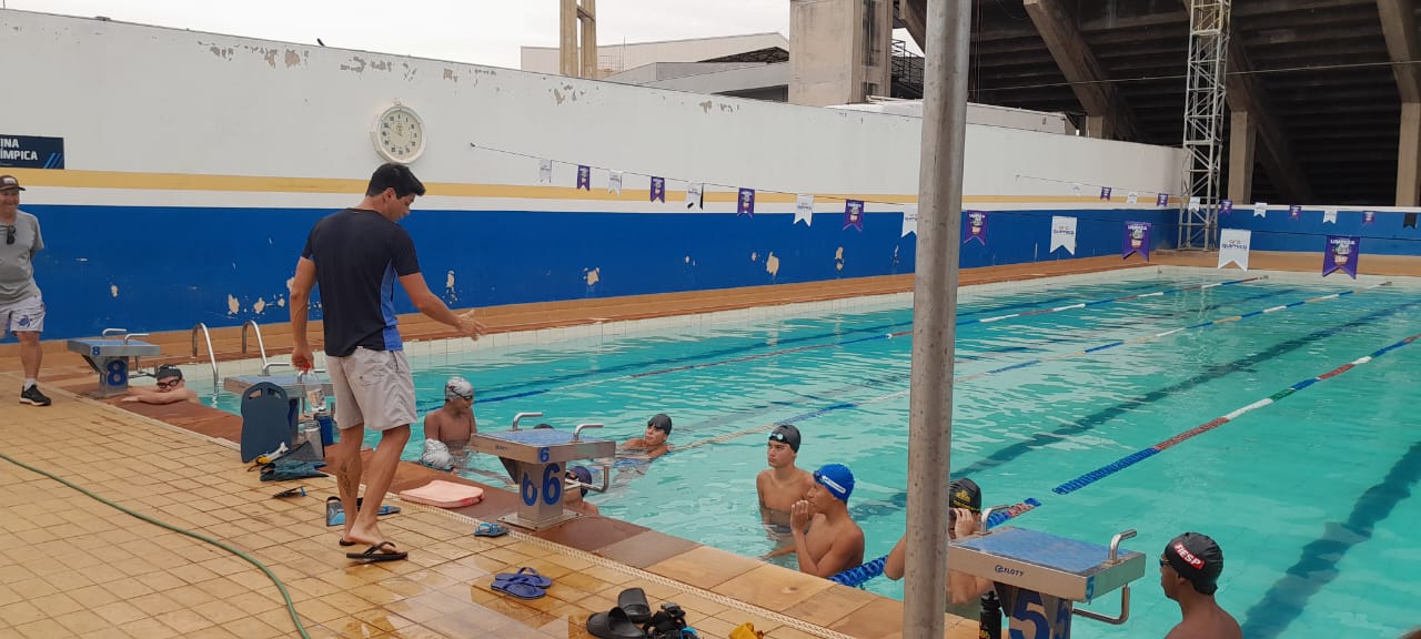 Campeão Fábio Santi visita natação da Fundesport