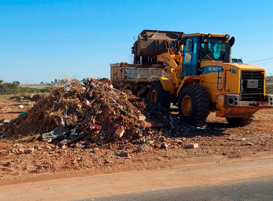 Secretaria de Obras e Serviços realiza limpeza em áreas de descarte irregular de lixo