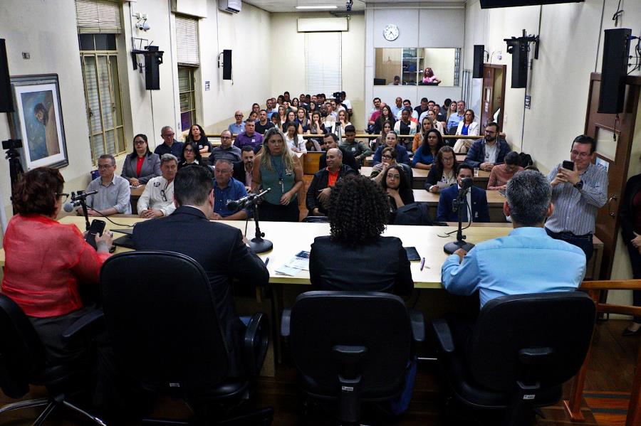 Câmara de Araraquara debate combate à violência digital contra crianças e adolescentes