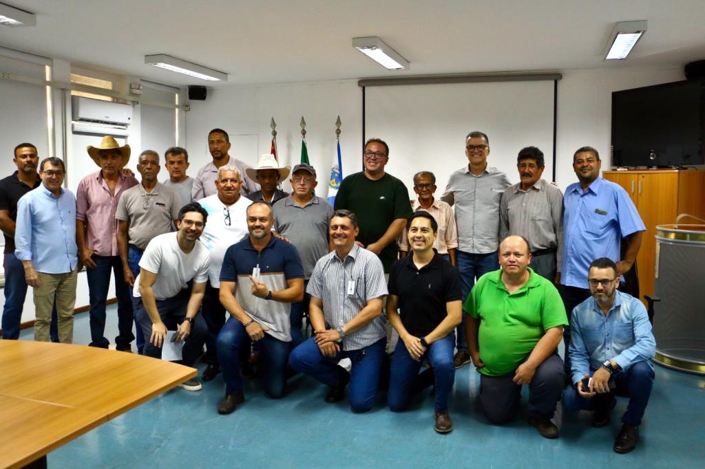 Prefeito recebe agricultores e reforça apoio na busca pelos títulos de suas terras