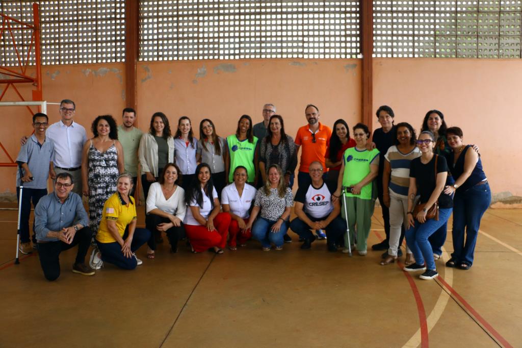 Projeto “Olha e Vê” entrega óculos a estudantes da rede municipal e reforça compromisso com a saúde ocular infantil