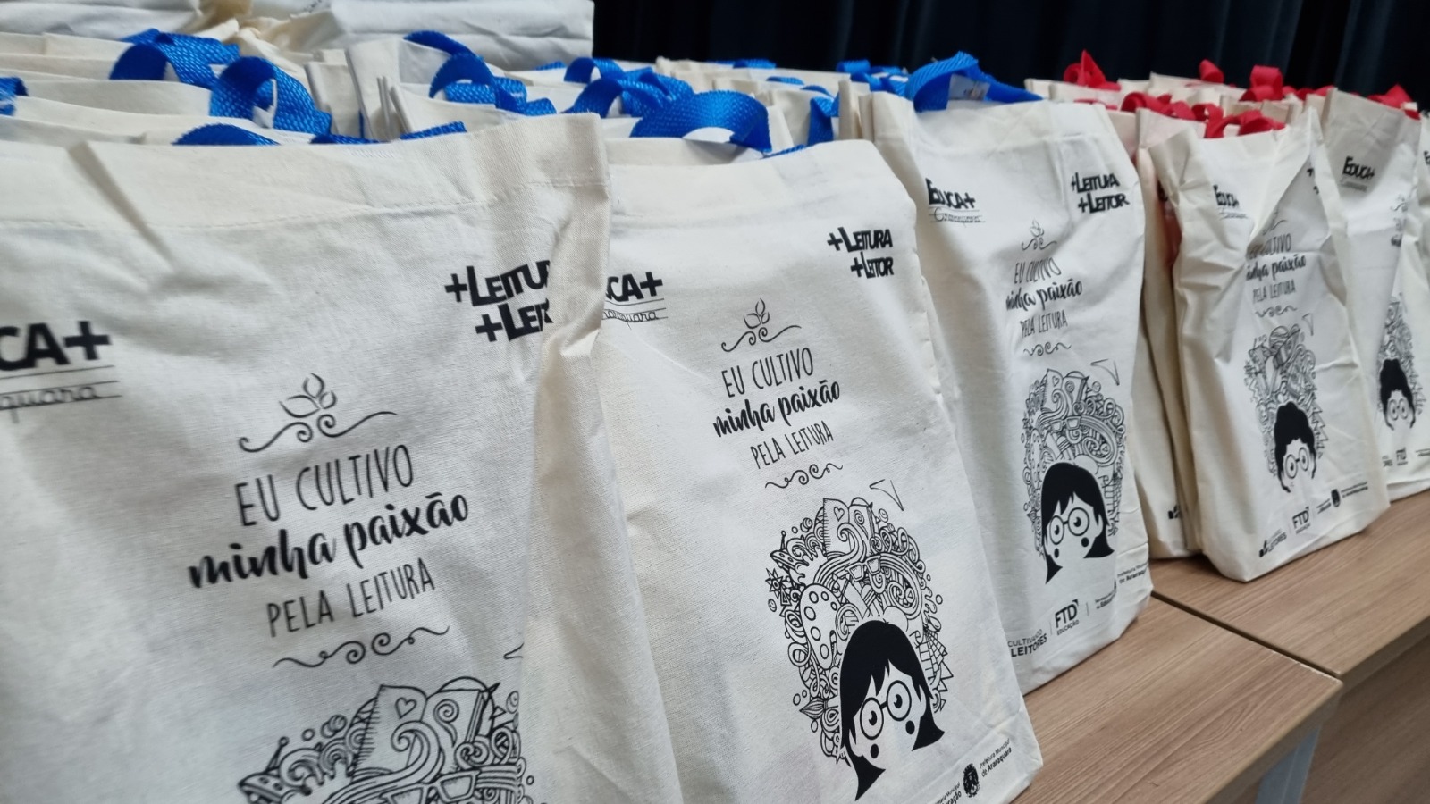 Prefeitura entrega Sacolas Literárias do programa "Educa Mais Araraquara"