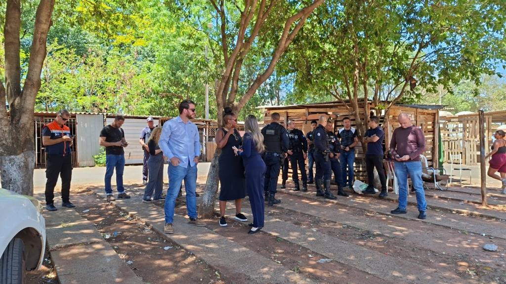Prefeitura participa de ação integrada no Residencial dos Oitis