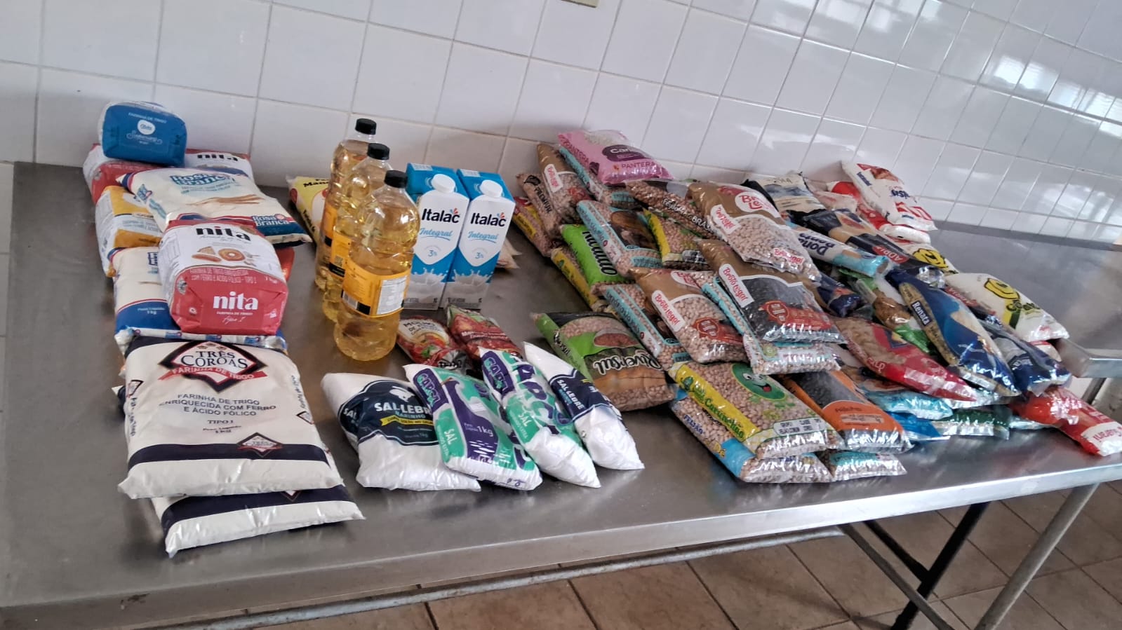 Banco de Alimentos recebe doações de escola particular