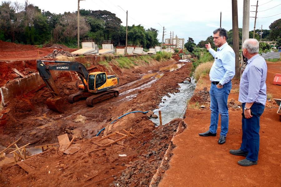Obras de macrodrenagem avançam com construção de ponte na rua Carlos Gomes
