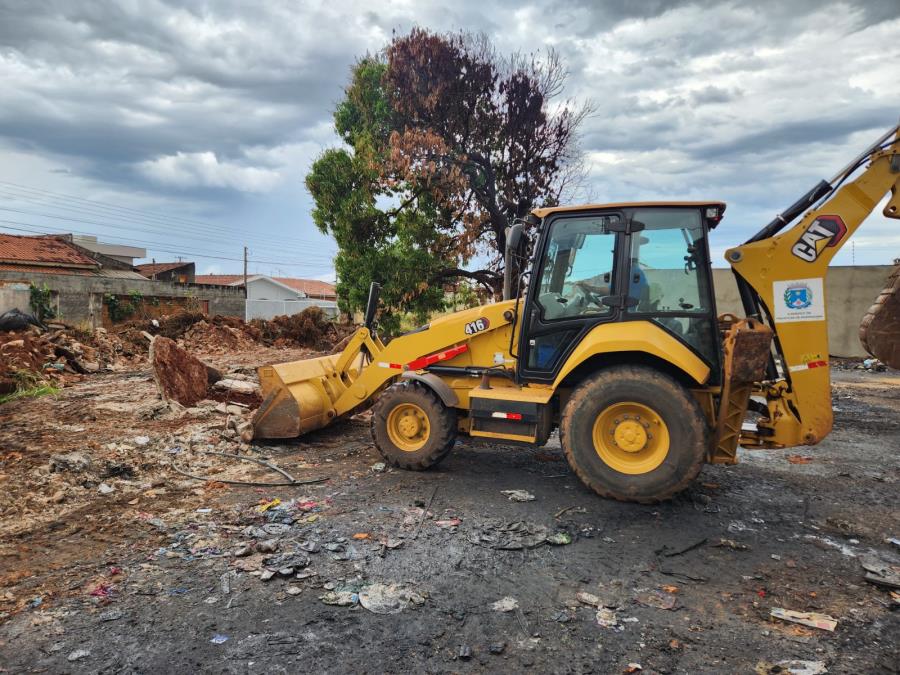 Prefeitura realiza demolição de imóvel abandonado no Jardim das Estações