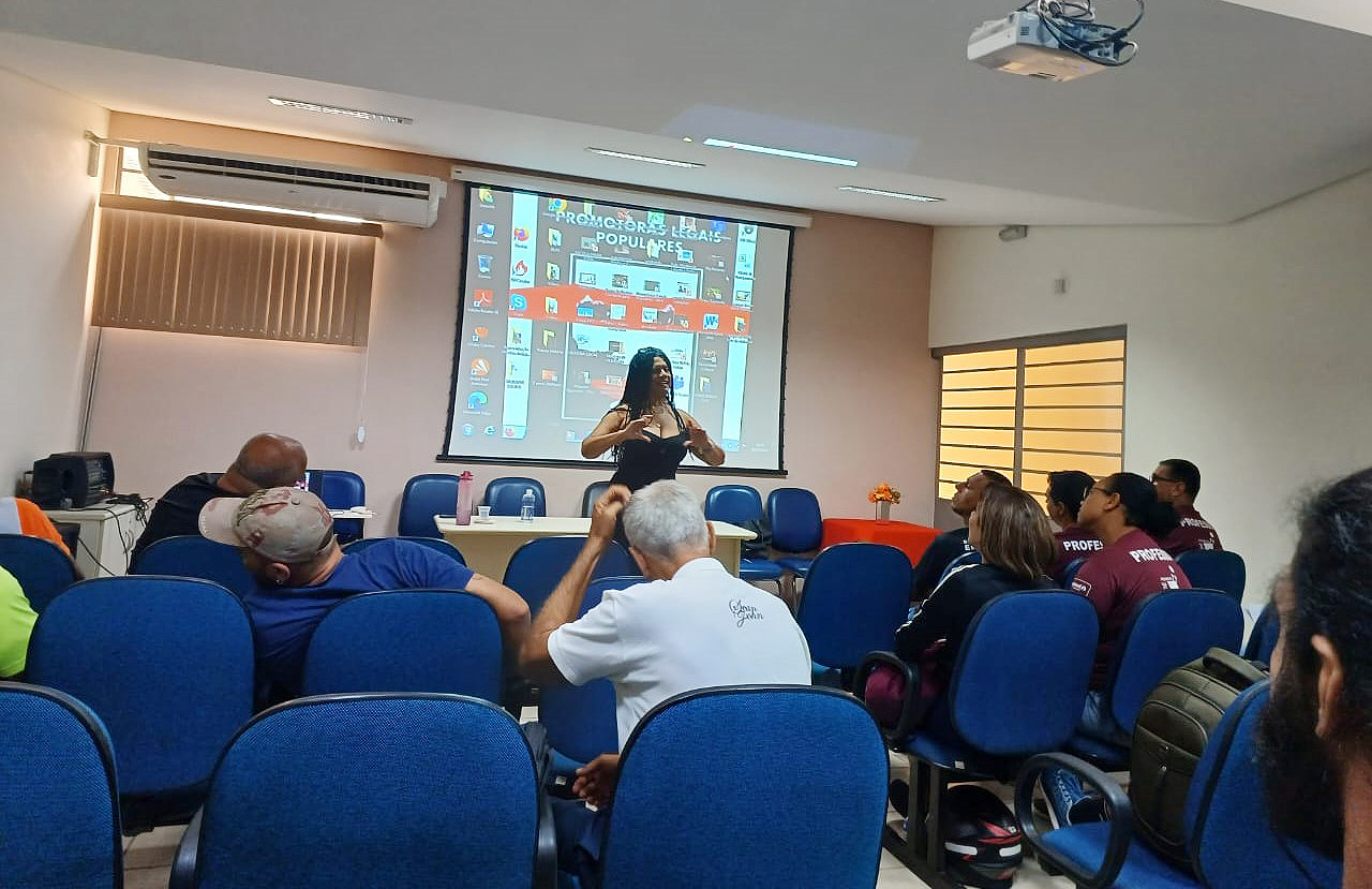 Maio Laranja: Professores das Escolinhas de Esportes participam de palestra com Coordenadora de Políticas para Mulheres