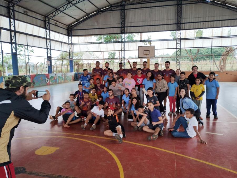 Atletas da Fundesport visitam escola no Monte Alegre