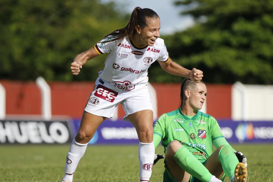 Ferroviária goleia e volta à vice-liderança do Brasileirão Feminino