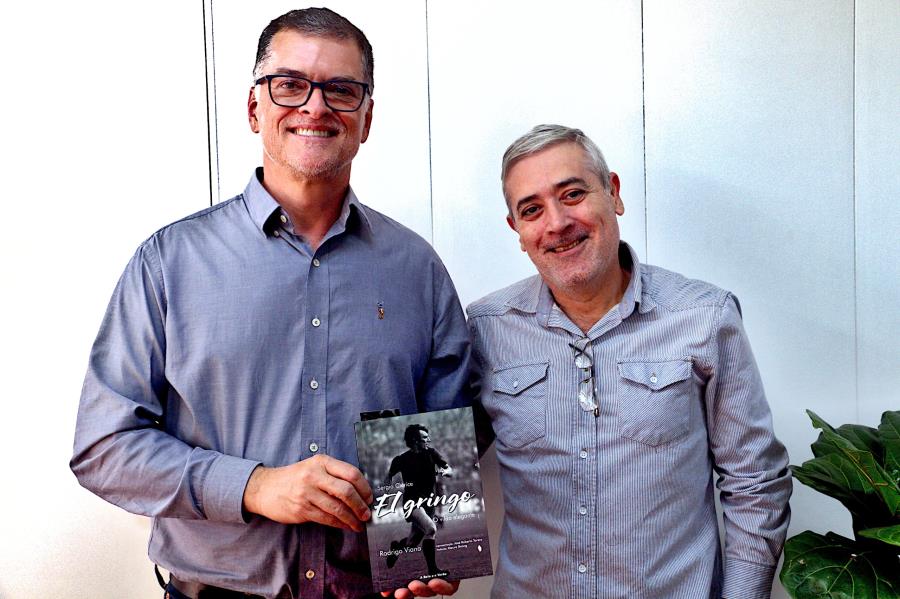Rodrigo Viana entrega ao prefeito biografia de Sérgio Clérice: um tributo à elegância no futebol