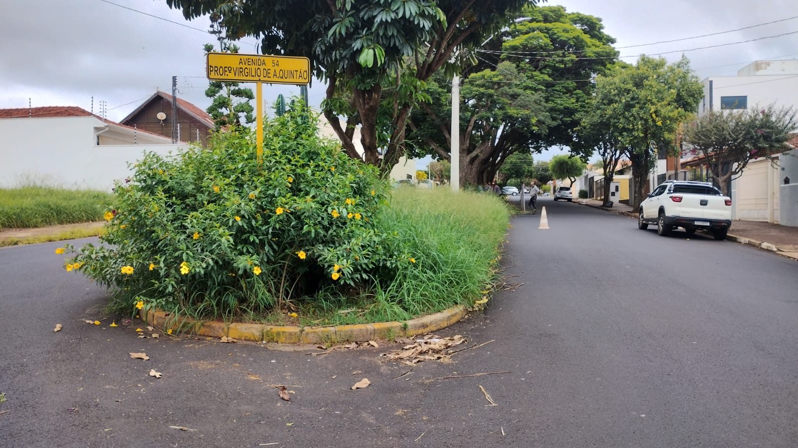 Prefeitura inicia serviços de limpeza em vias públicas da cidade