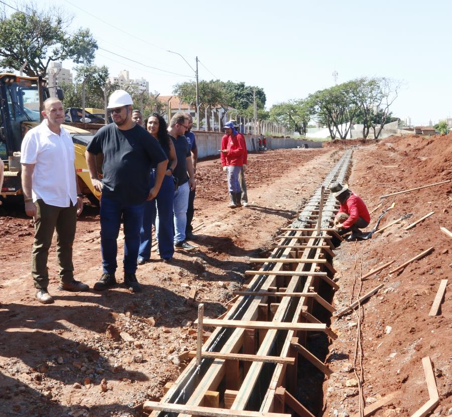 Edinho visita obras de remodelação da pista de atletismo “Armando Garlippe”