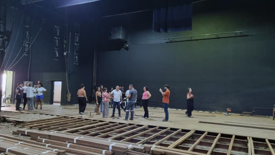 “Vamos entregar um Teatro Municipal completamente novo à população, em abril”, afirma Edinho em visita às obras
