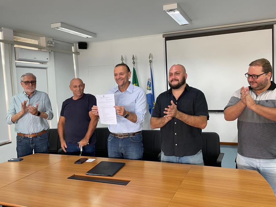 Edinho assina decreto que regulamenta “Transporte Porta a Porta”