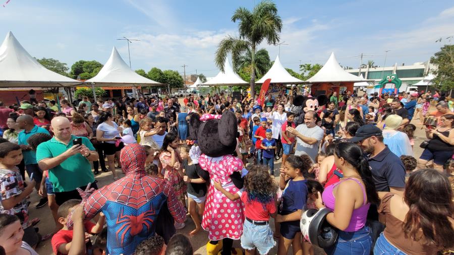 Milhares de pessoas prestigiaram Festa do Dia das Crianças realizada pelo Fundo Social de Solidariedade na Praça Dr. Euphly Jalles