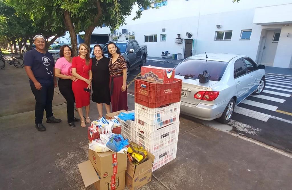 Secretaria de Educação faz a entrega de leite e outros alimentos para a AVCC de Jales