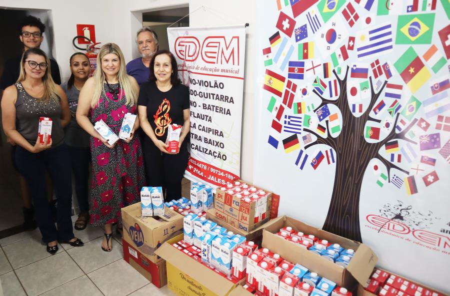 Edem levou canções de diversos países ao palco do Teatro Municipal e arrecadou 400 litros de leite para o Fundo Social de Solidariedade