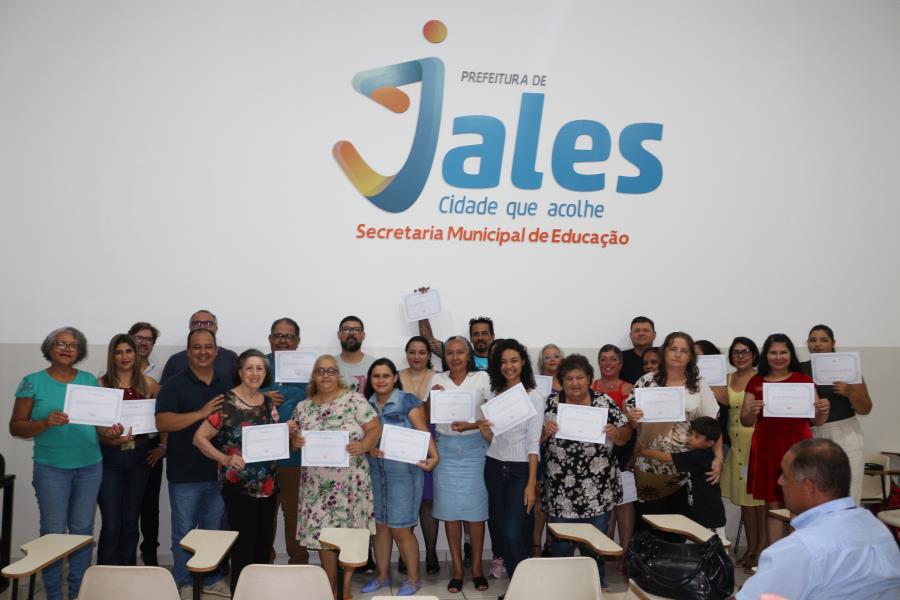 ETEC e Prefeitura de Jales certificam alunos dos cursos de Cuidador de Idosos e Bartender