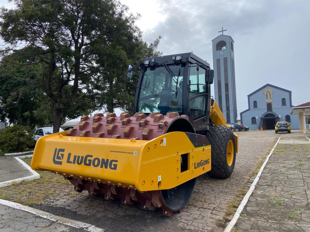 PREFEITURA DE TIJUCAS DO SUL RECEBE ROLO COMPACTADOR PARA FORTALECER ESTRADAS RURAIS.