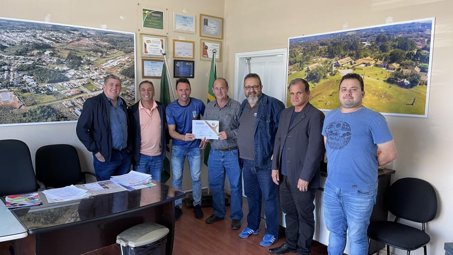 Tijucas do Sul recebe certificado da Paraná Esportes
