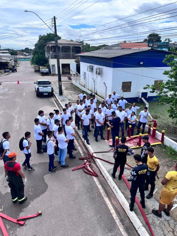 Marinha do Brasil e Prefeitura de Manaquiri realizam aula prática de combate a incêndios.