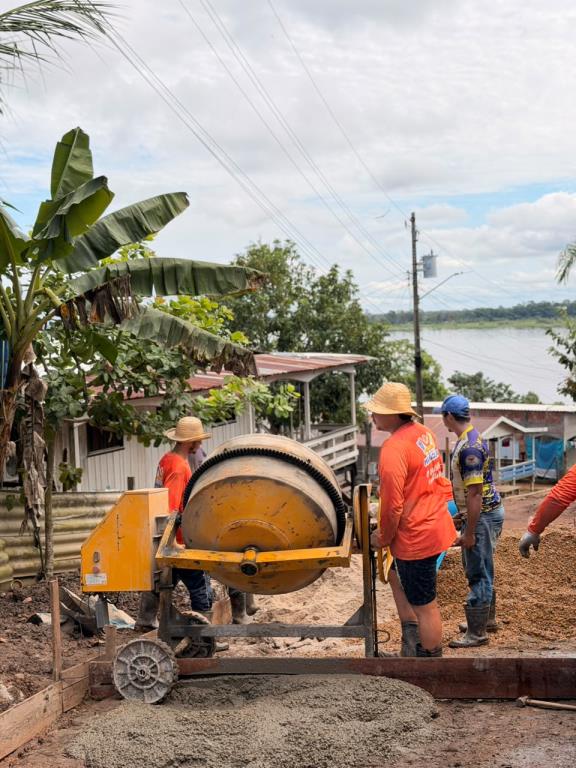 Prefeitura Tá na Área realiza serviços de concretagem na Vila do Janauacá.