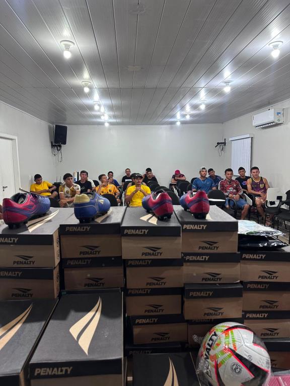 Prefeitura de Manaquiri realiza entrega de materiais esportivos para atletas da Seleção Municipal.