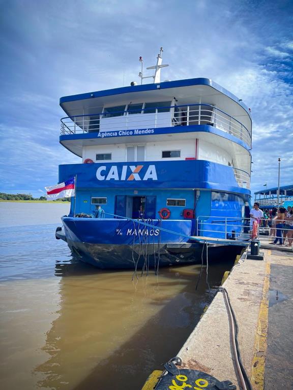 Agência Barco Chico Mendes leva atendimentos à população de Manaquiri.