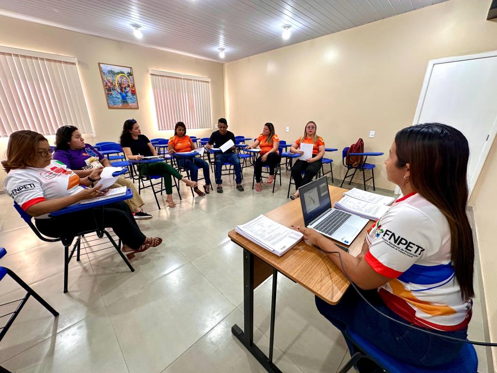 Equipe técnica do CRAS participa de capacitação para aplicação do questionário do Programa BPC na Escola.