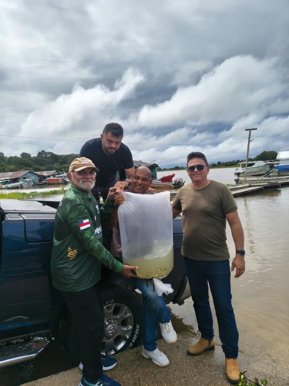 Prefeitura de Manaquiri amplia a piscicultura com transporte de alevinos para comunidades rurais.