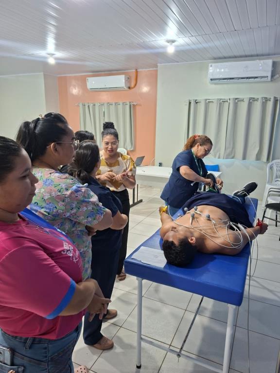 Profissionais de enfermagem participam de capacitação em Eletrocardiograma (ECG) em Manaquiri.